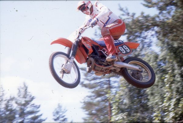 Tehdas Honda laulaa Englannin GP 250cc 1983